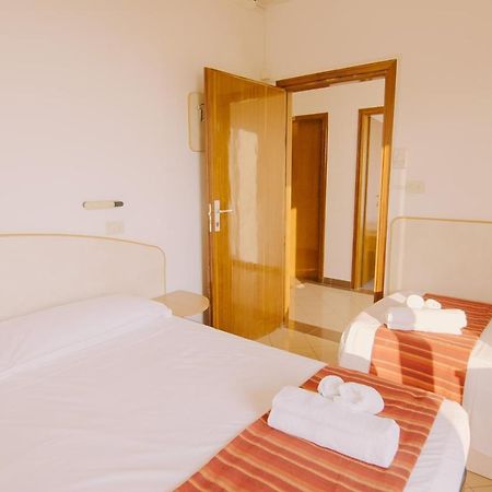 Hotel Beverly Римини Екстериор снимка