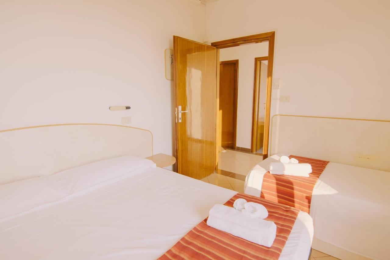 Hotel Beverly Римини Екстериор снимка