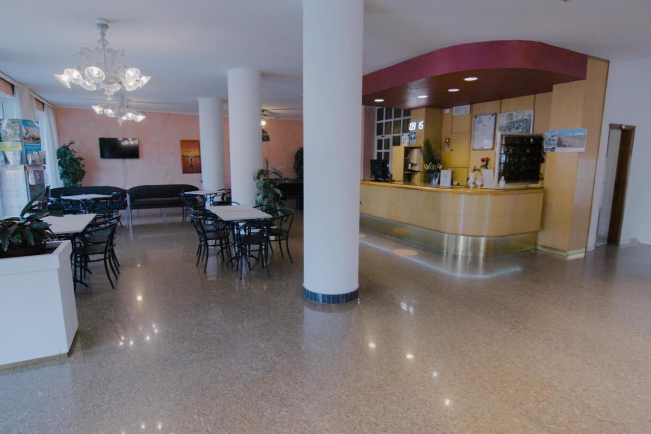 Hotel Beverly Римини Екстериор снимка