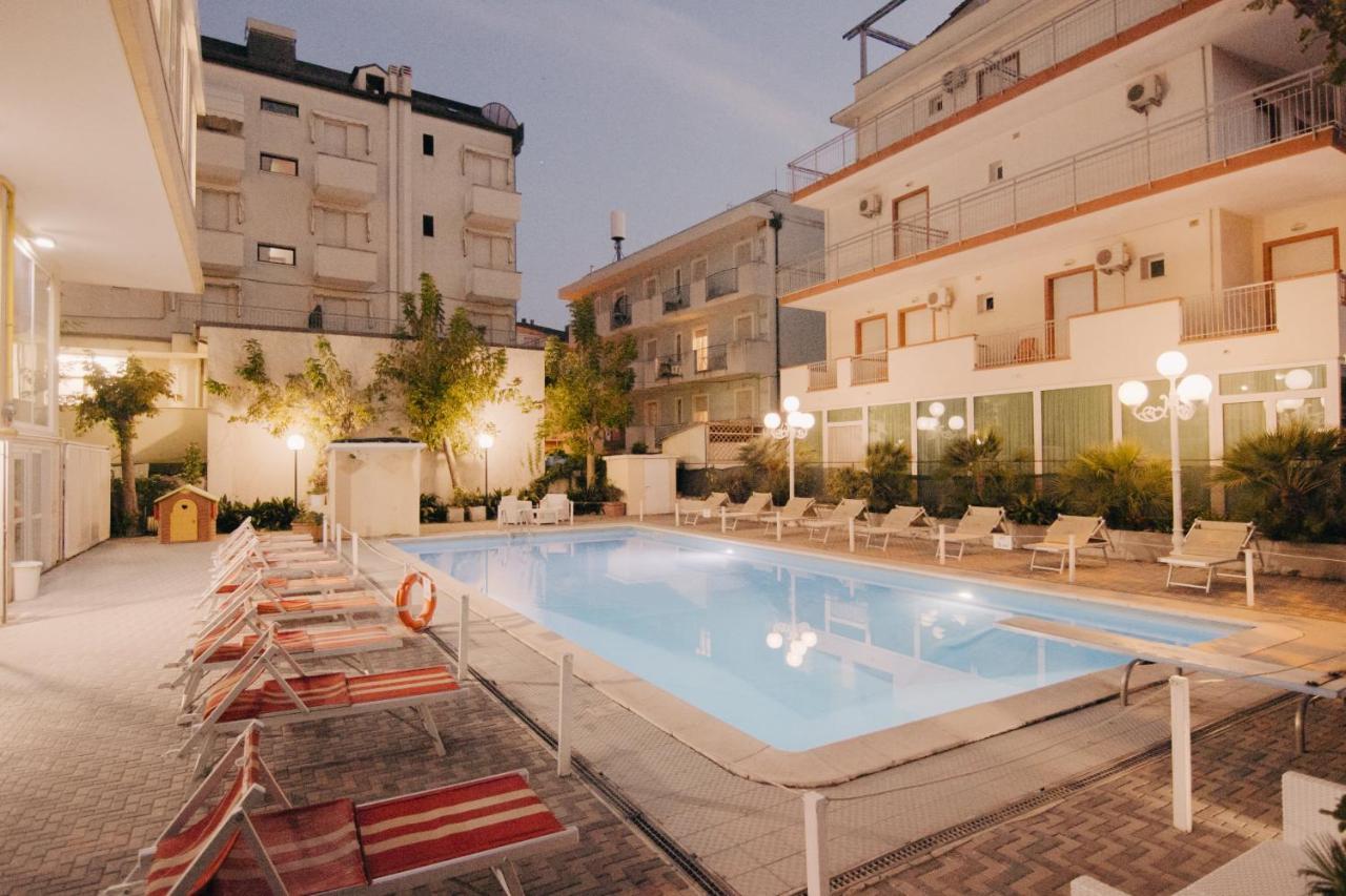 Hotel Beverly Римини Екстериор снимка