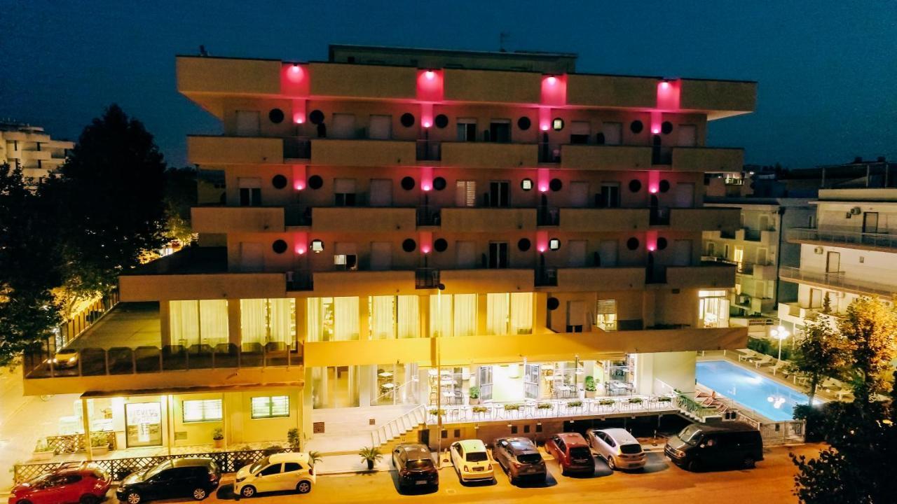 Hotel Beverly Римини Екстериор снимка
