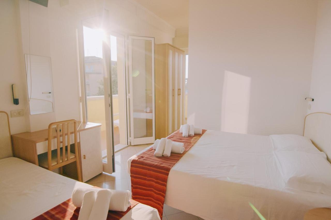 Hotel Beverly Римини Екстериор снимка