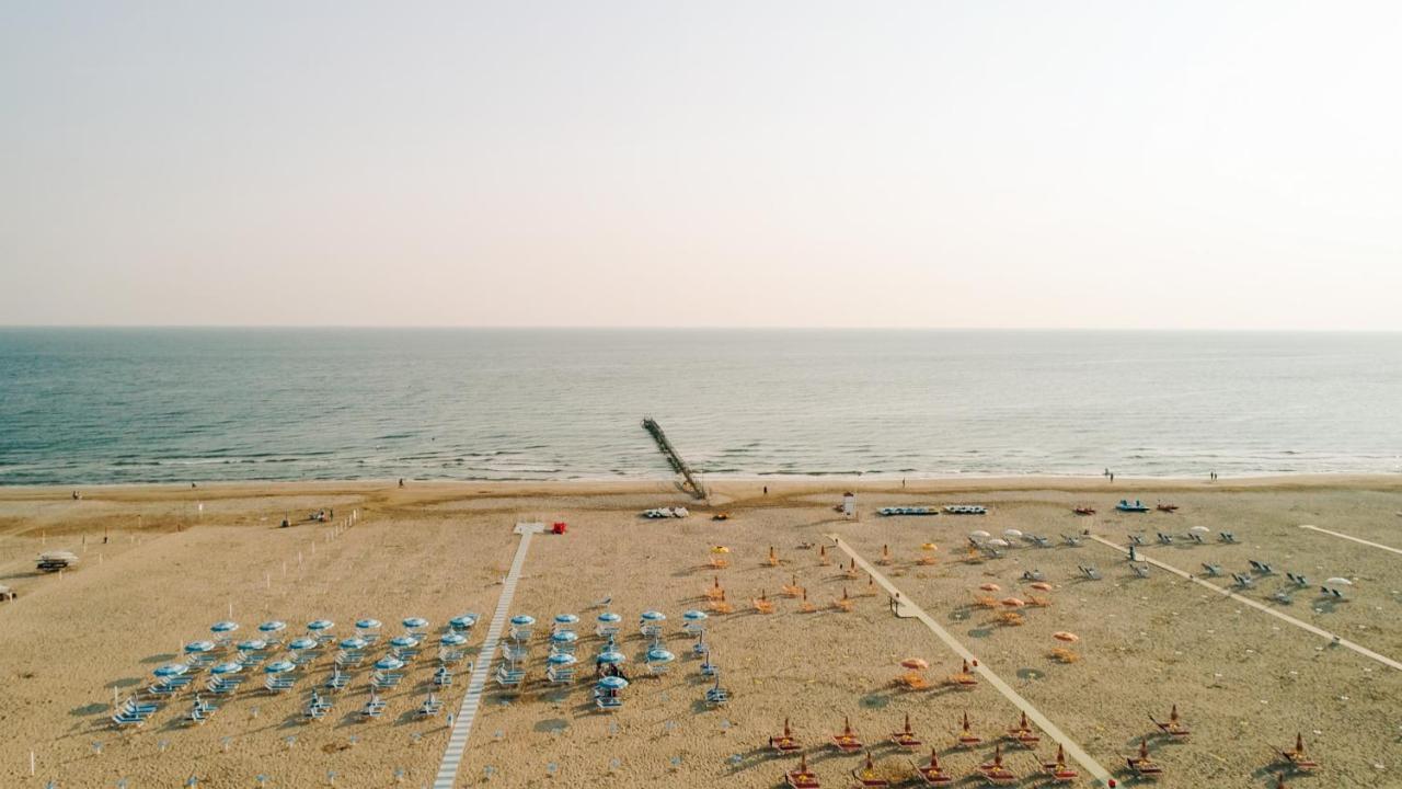Hotel Beverly Римини Екстериор снимка