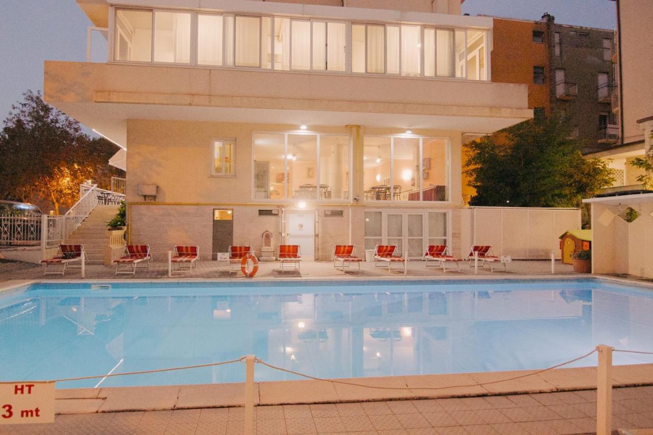 Hotel Beverly Римини Екстериор снимка