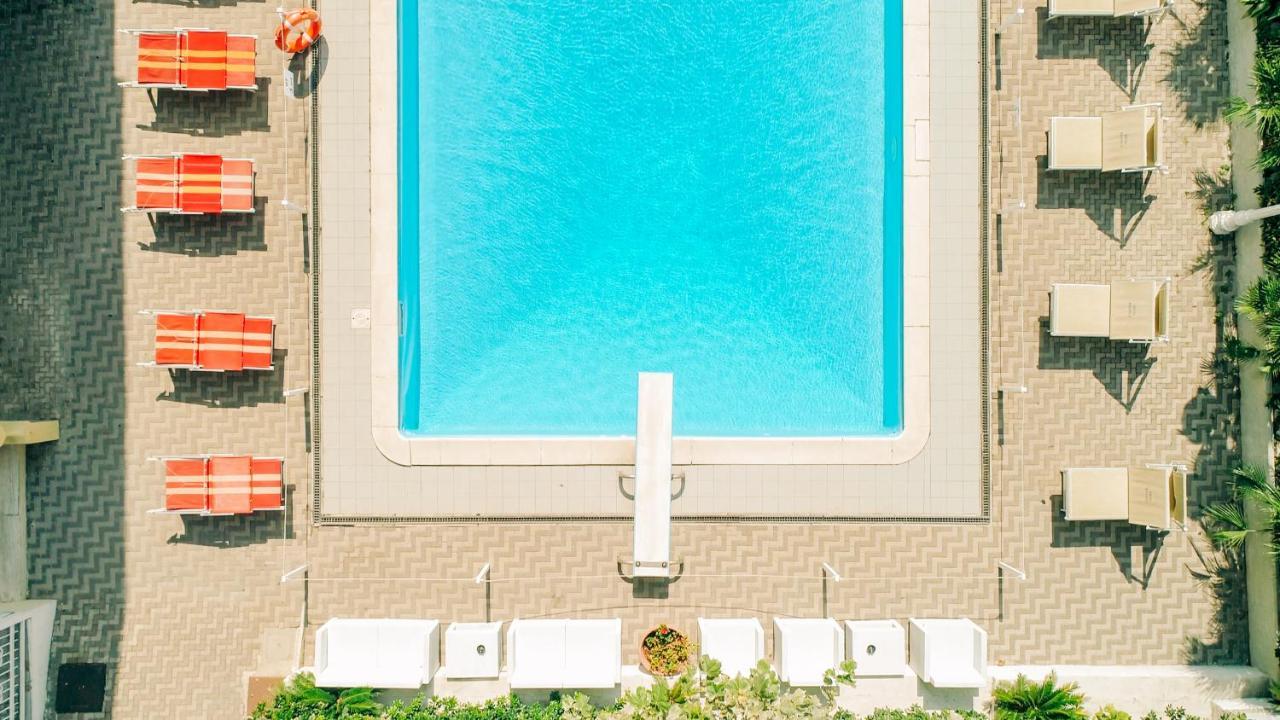 Hotel Beverly Римини Екстериор снимка