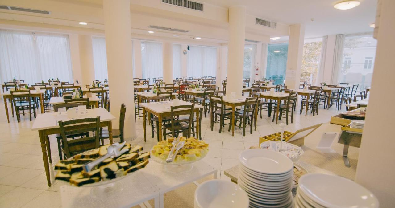 Hotel Beverly Римини Екстериор снимка
