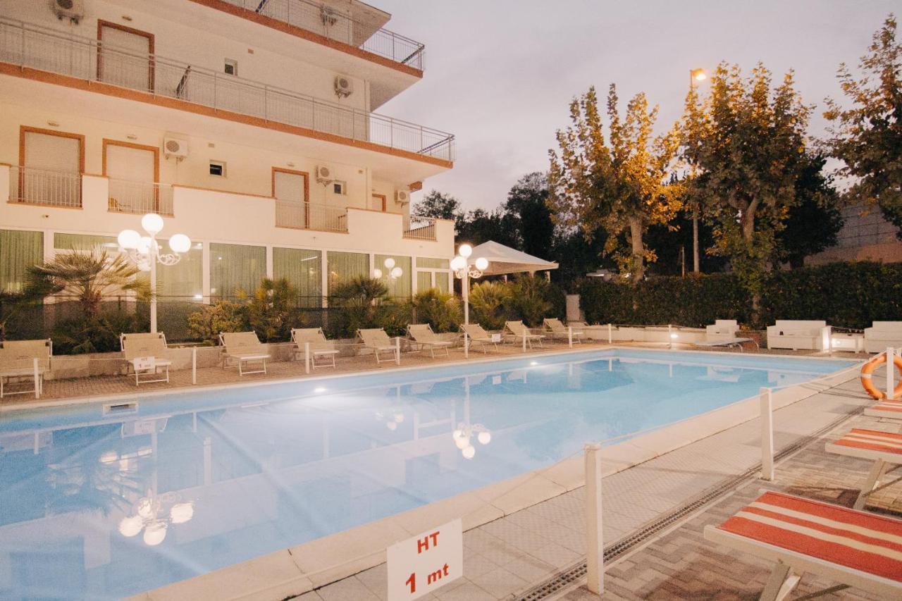 Hotel Beverly Римини Екстериор снимка