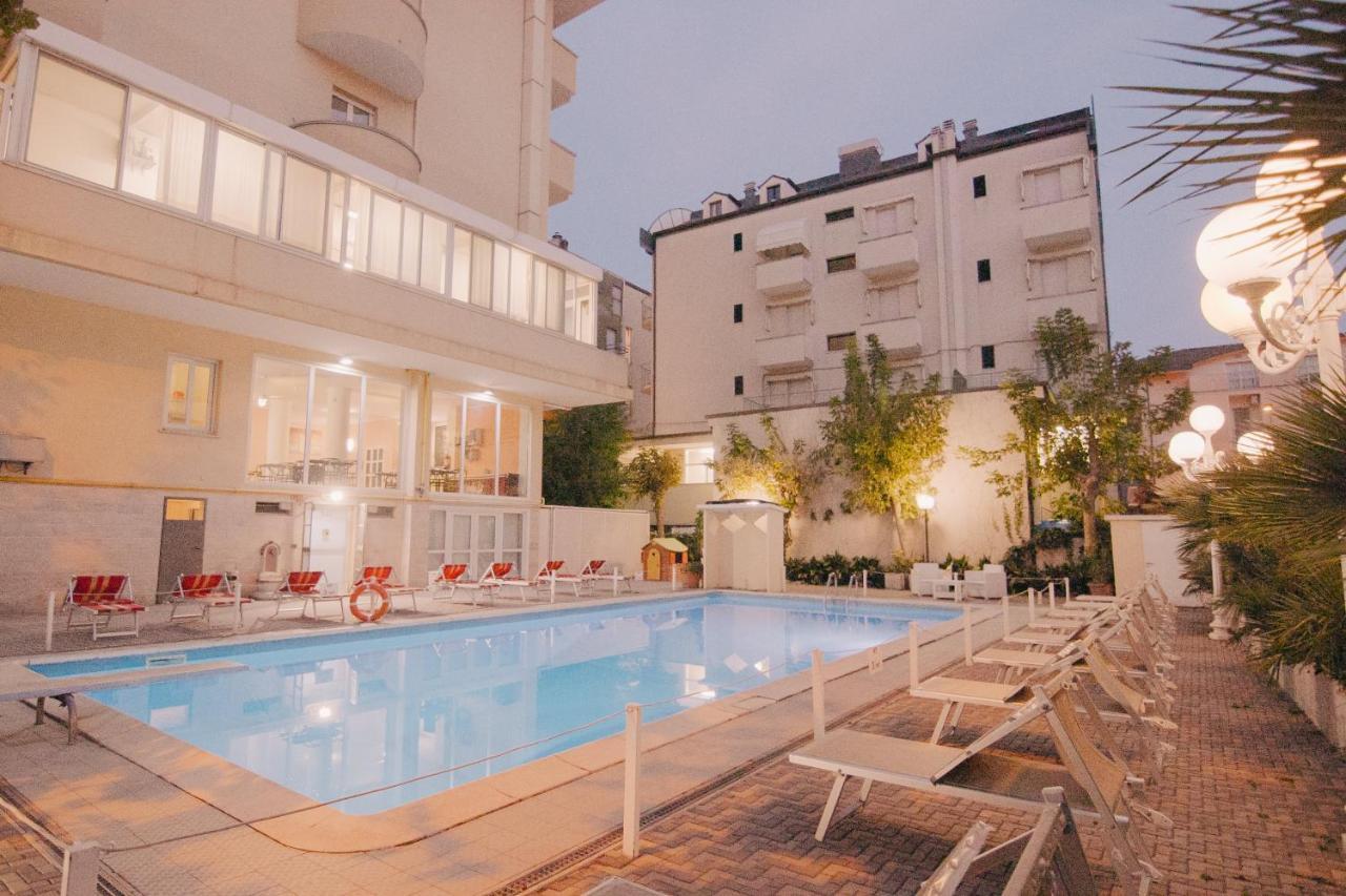 Hotel Beverly Римини Екстериор снимка