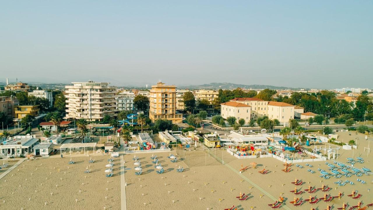 Hotel Beverly Римини Екстериор снимка
