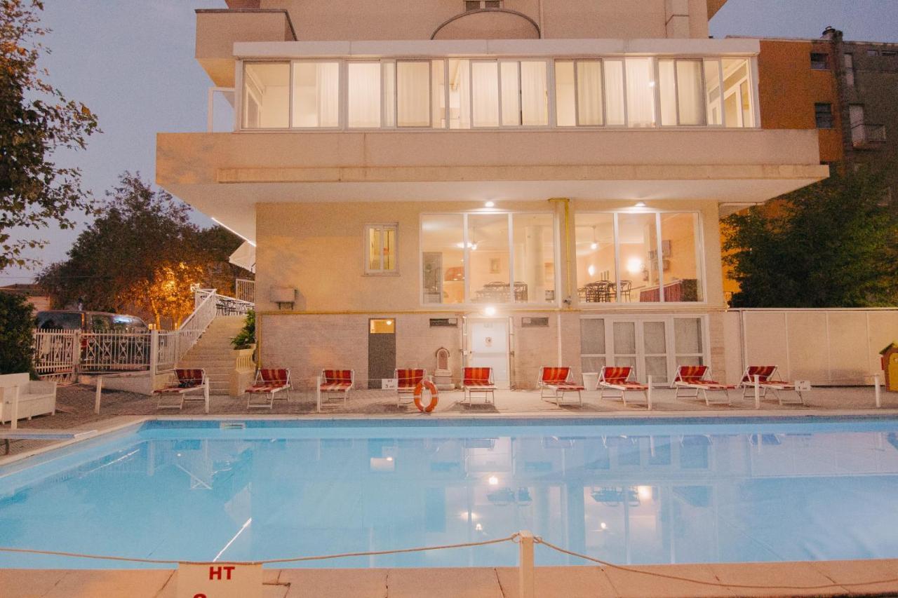 Hotel Beverly Римини Екстериор снимка