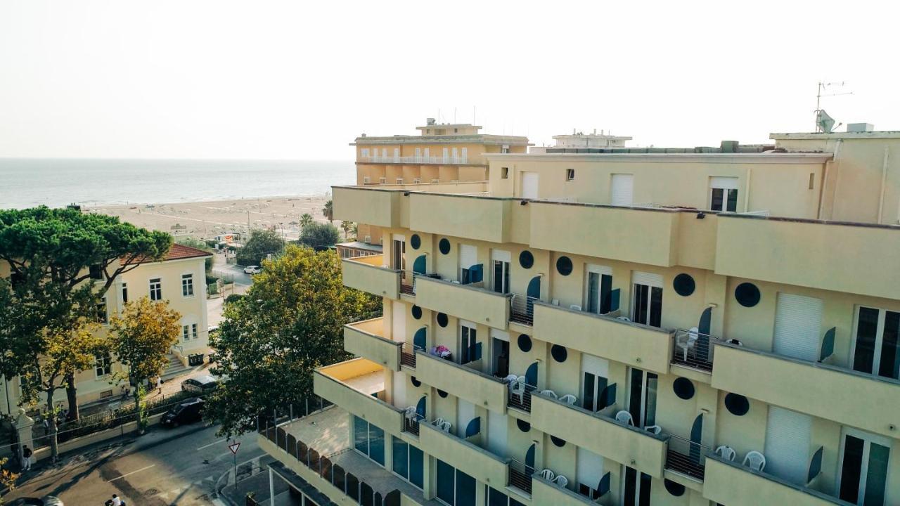 Hotel Beverly Римини Екстериор снимка