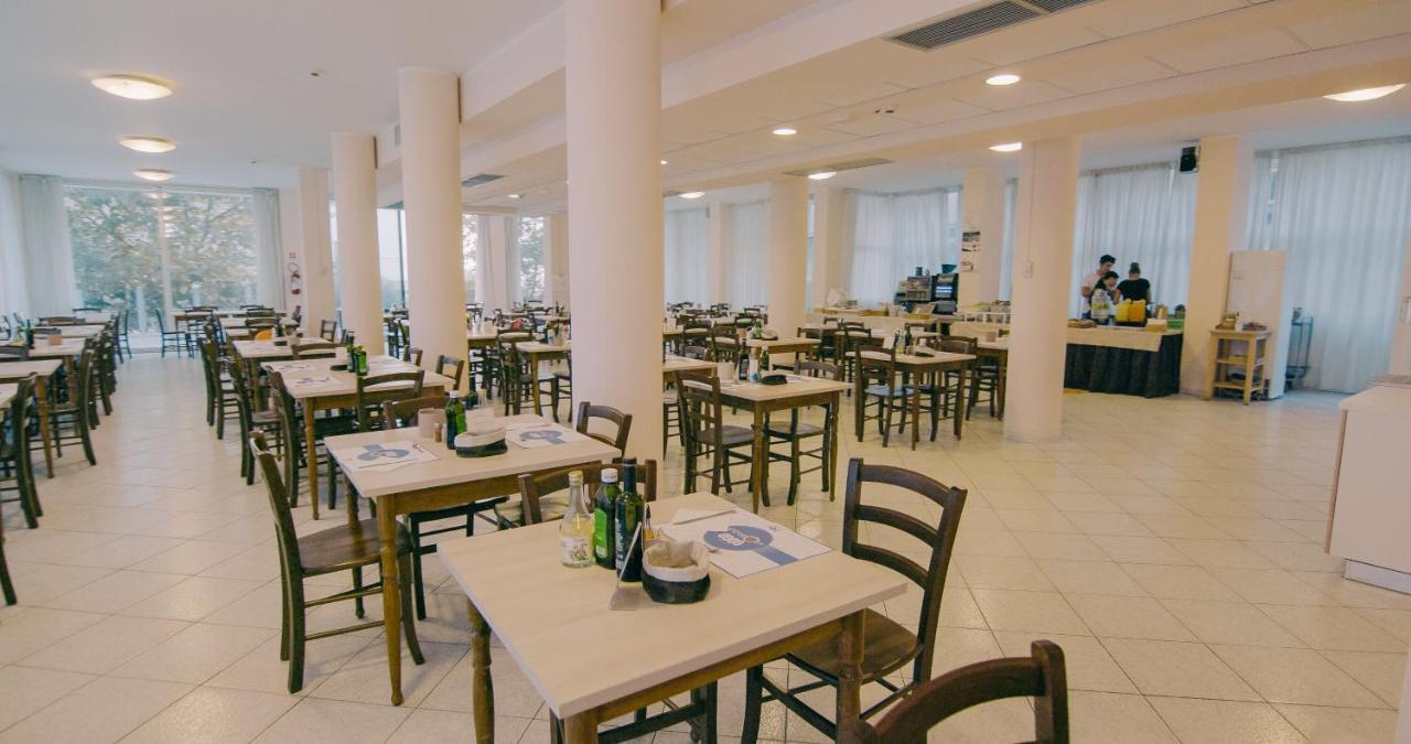Hotel Beverly Римини Екстериор снимка