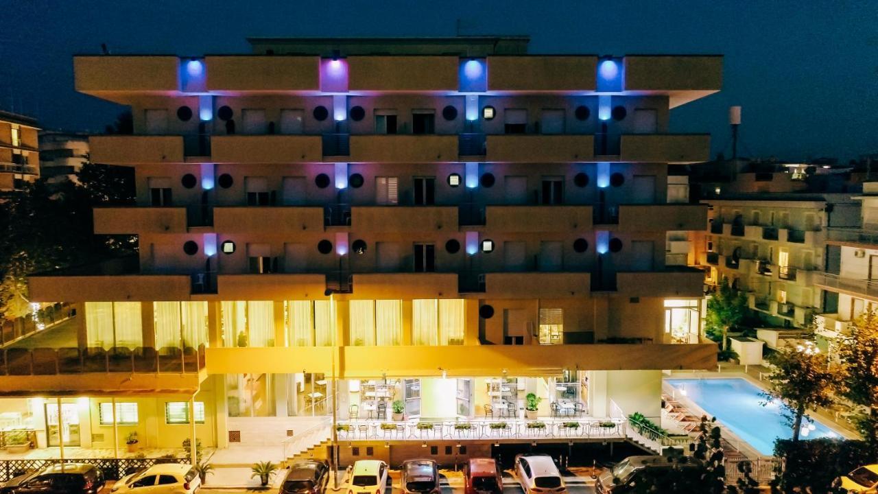 Hotel Beverly Римини Екстериор снимка