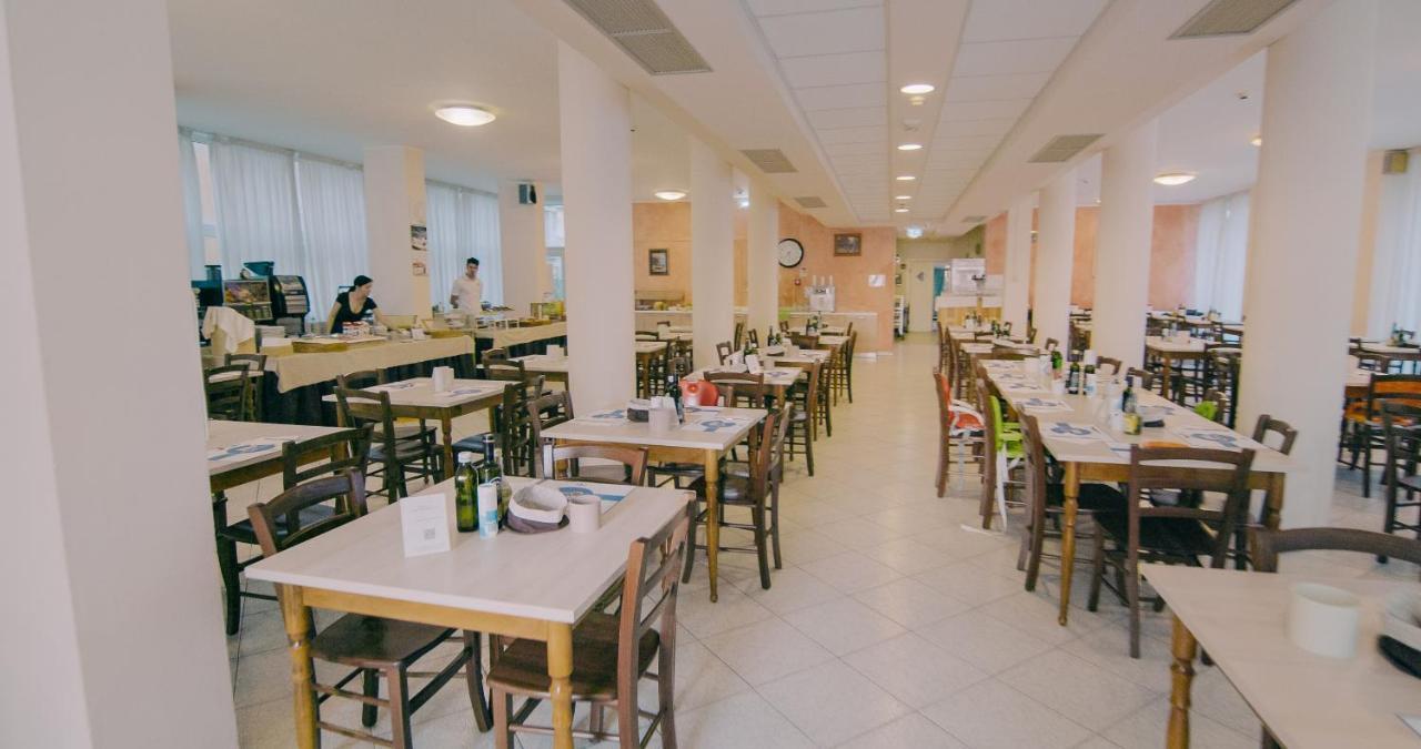 Hotel Beverly Римини Екстериор снимка