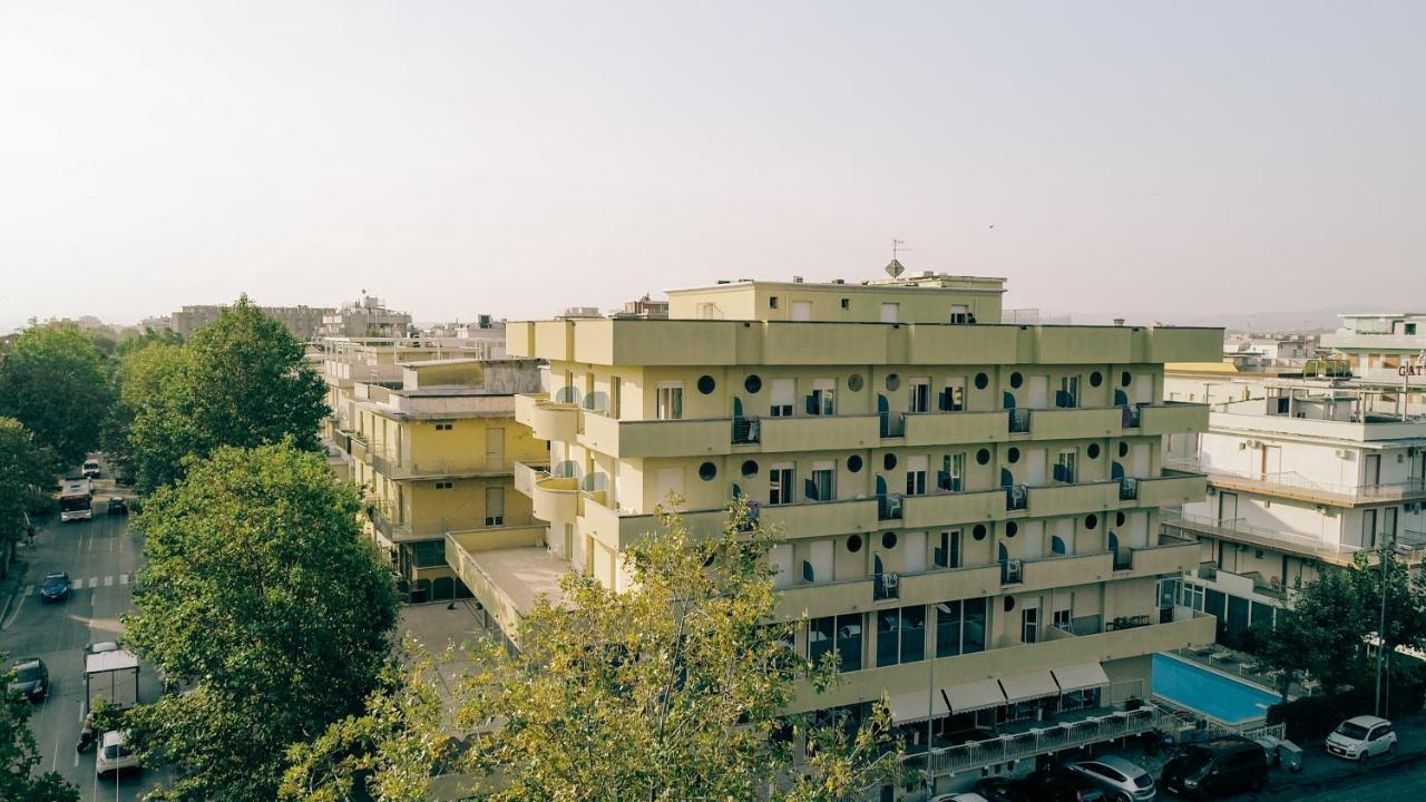 Hotel Beverly Римини Екстериор снимка