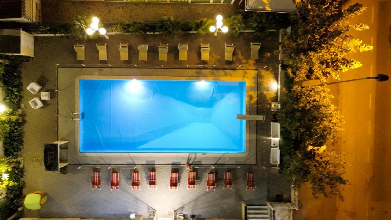 Hotel Beverly Римини Екстериор снимка