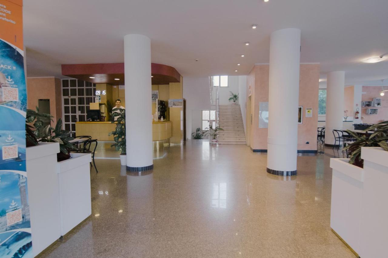 Hotel Beverly Римини Екстериор снимка