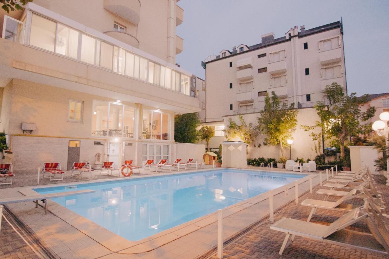 Hotel Beverly Римини Екстериор снимка