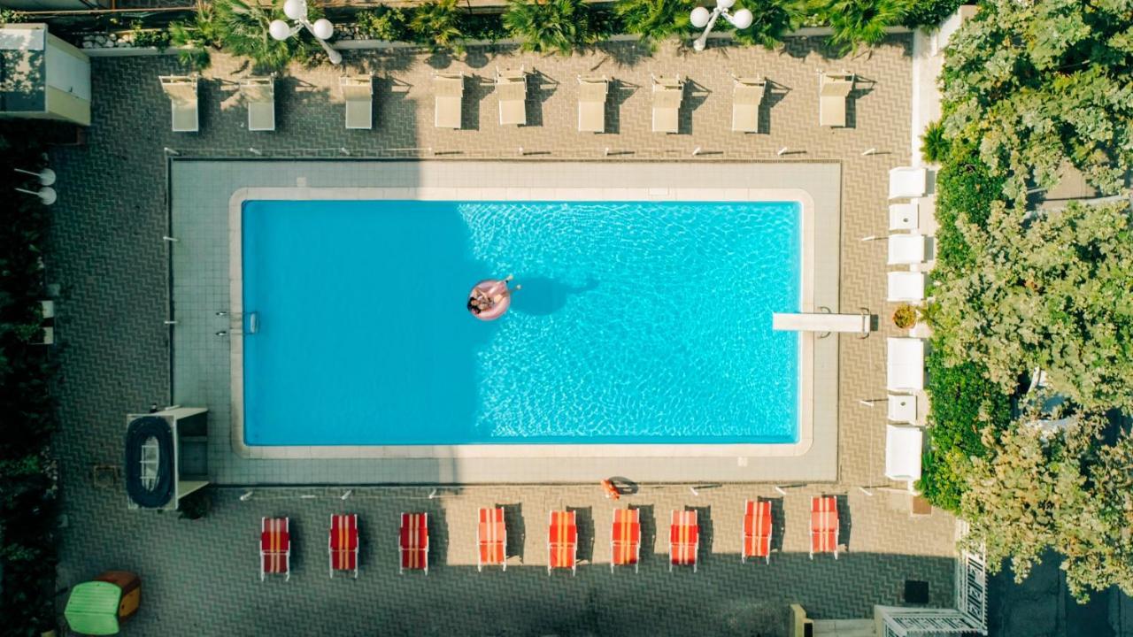Hotel Beverly Римини Екстериор снимка