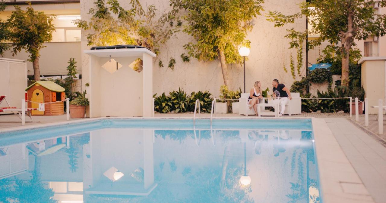 Hotel Beverly Римини Екстериор снимка