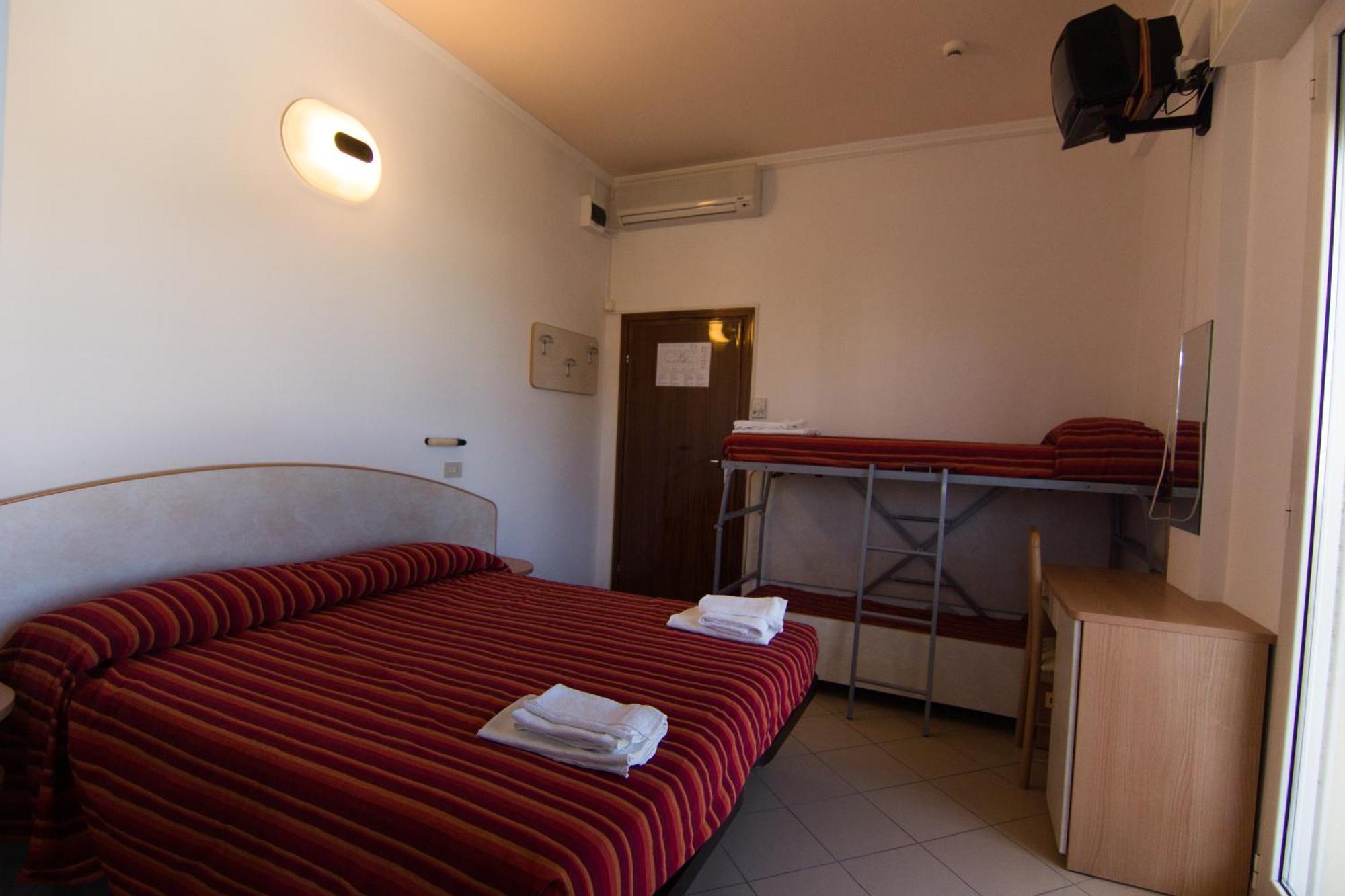 Hotel Beverly Римини Стая снимка