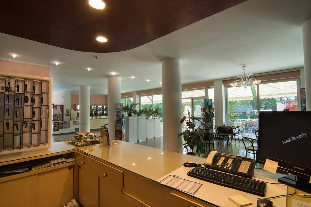 Hotel Beverly Римини Екстериор снимка