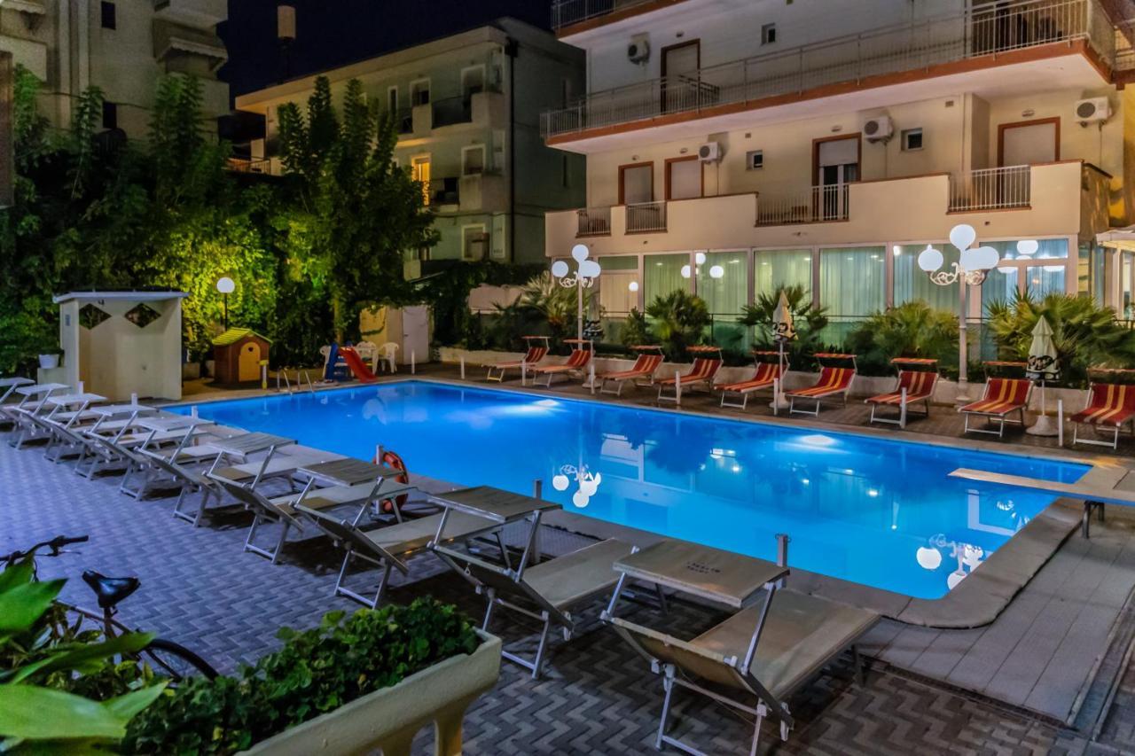 Hotel Beverly Римини Екстериор снимка