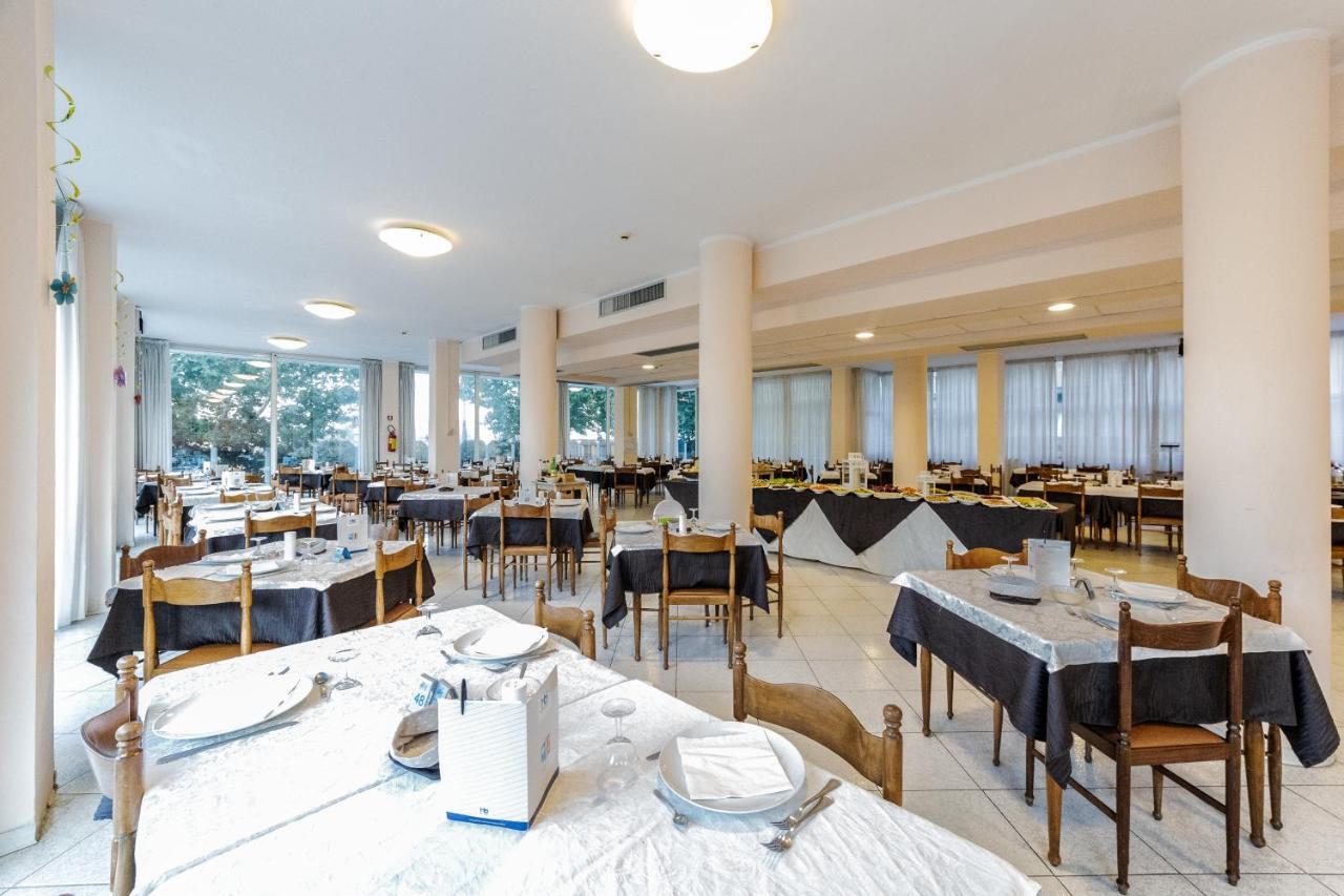 Hotel Beverly Римини Екстериор снимка
