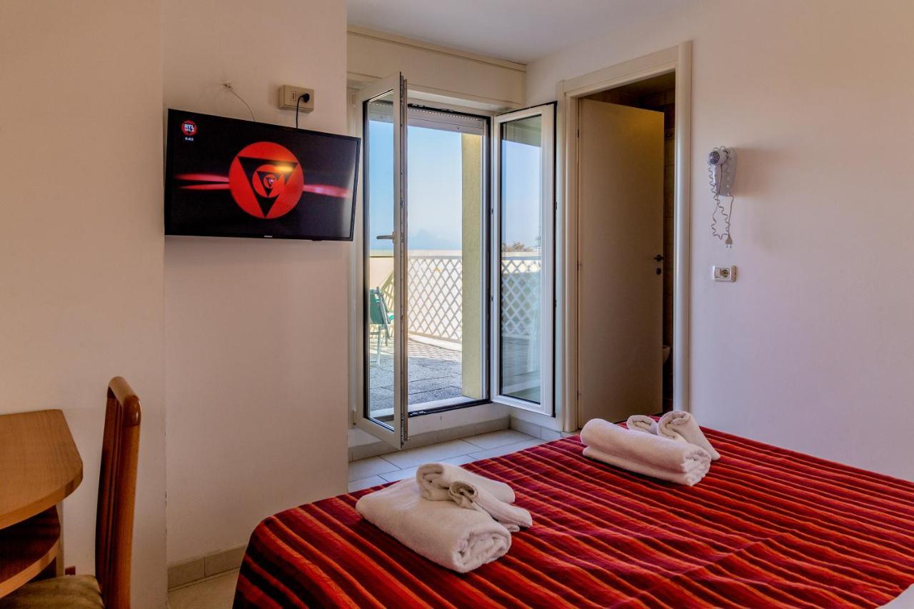 Hotel Beverly Римини Екстериор снимка