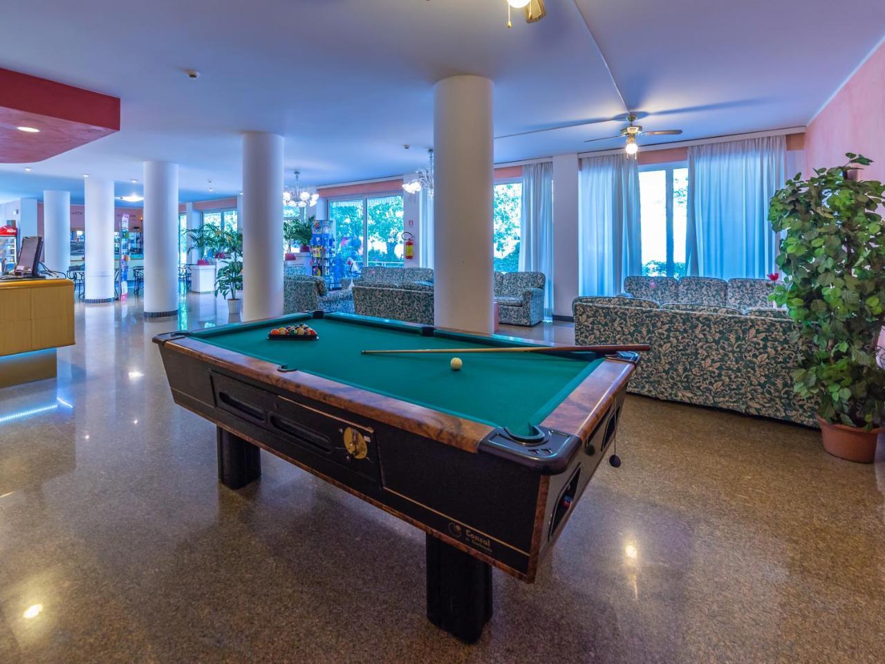 Hotel Beverly Римини Екстериор снимка