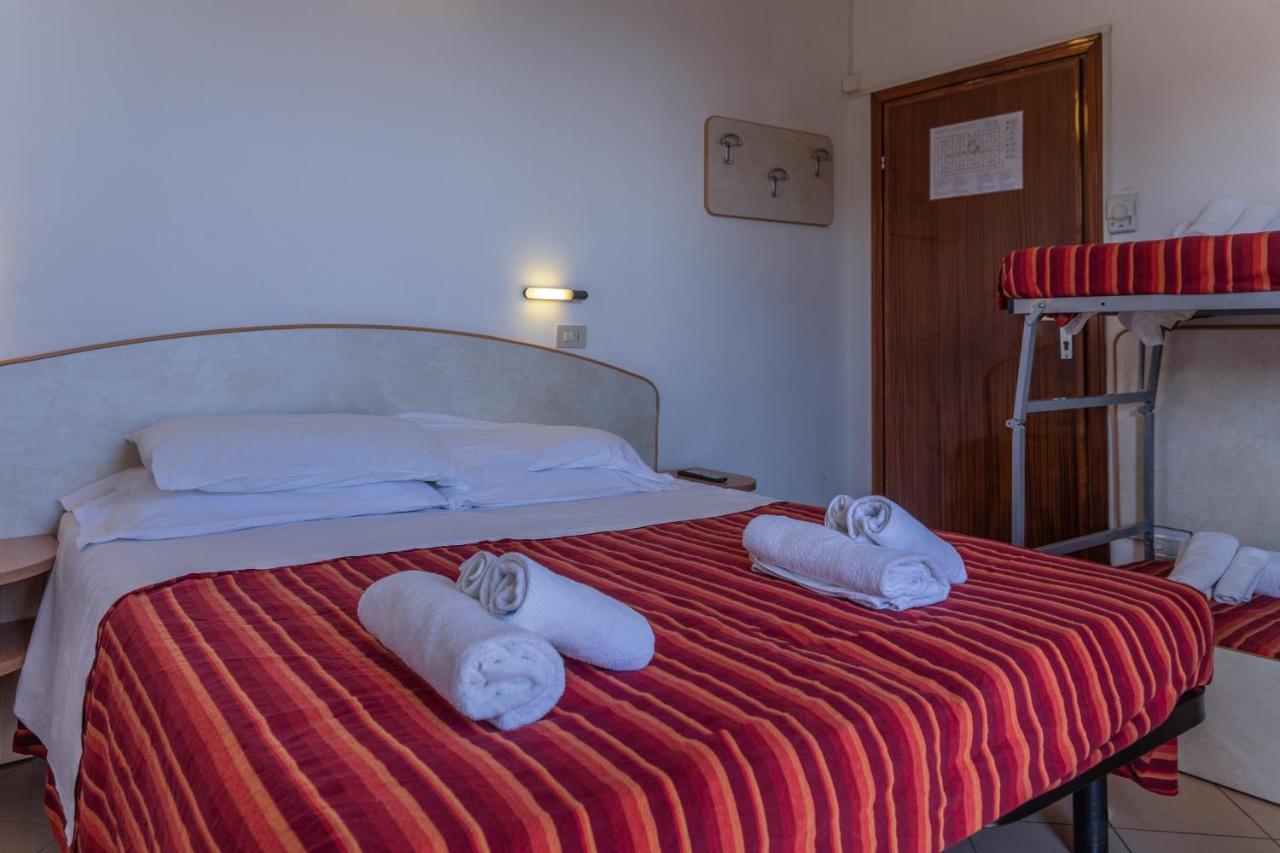Hotel Beverly Римини Екстериор снимка