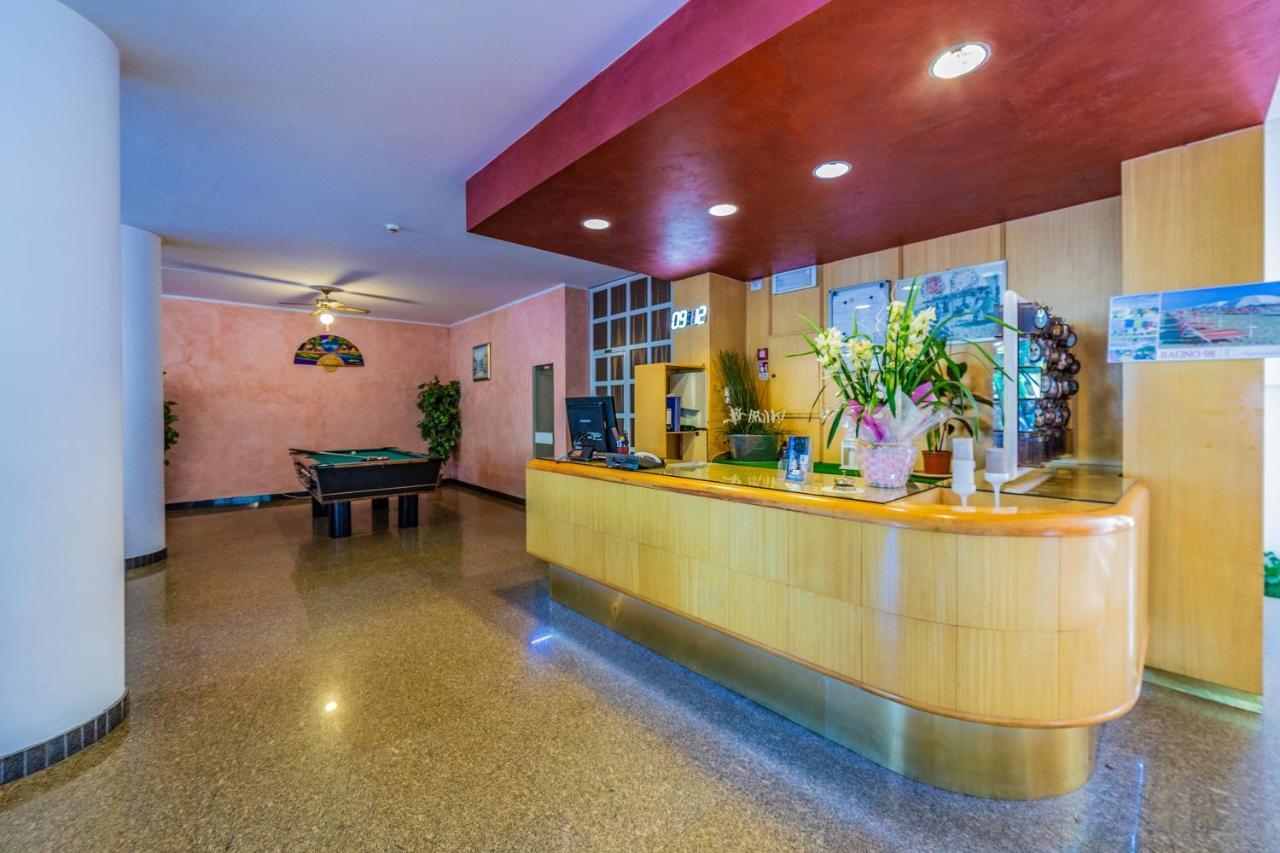 Hotel Beverly Римини Екстериор снимка