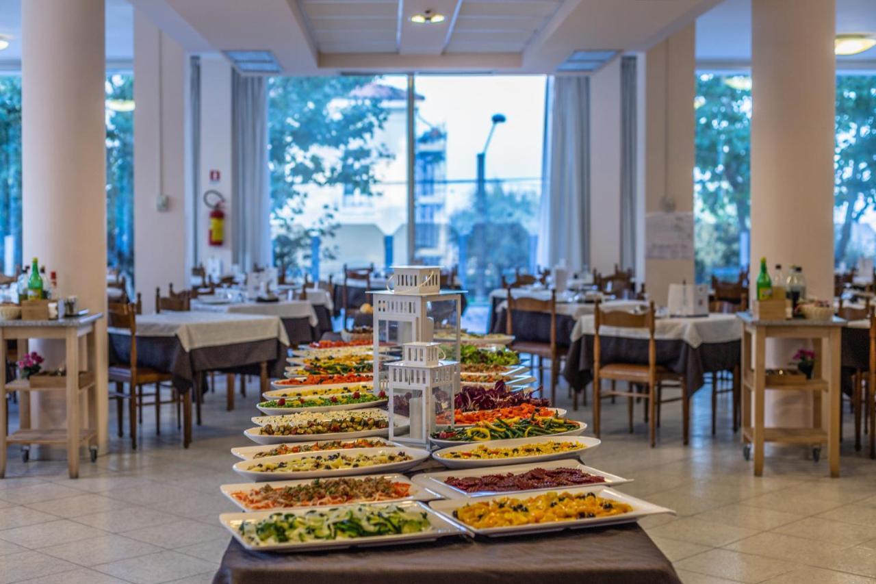 Hotel Beverly Римини Екстериор снимка