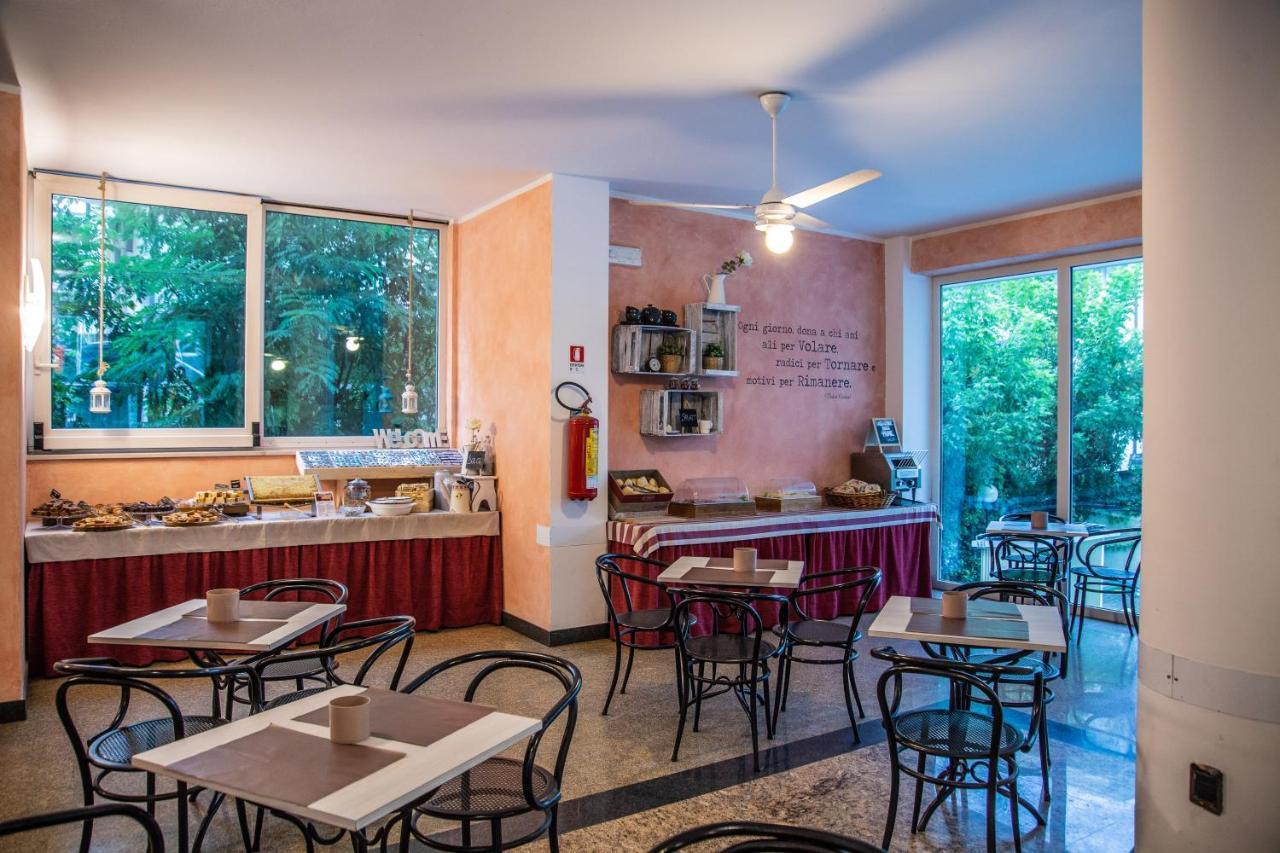 Hotel Beverly Римини Екстериор снимка