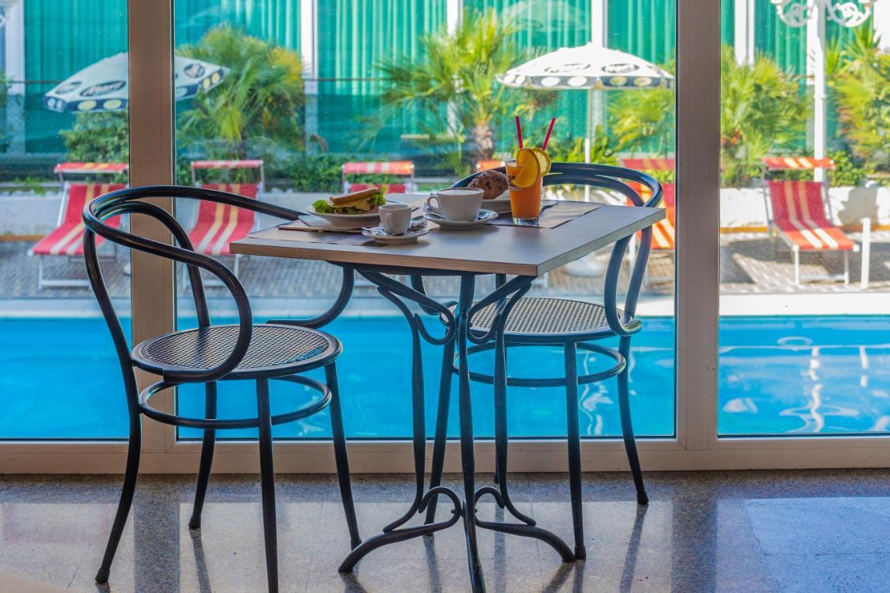 Hotel Beverly Римини Екстериор снимка