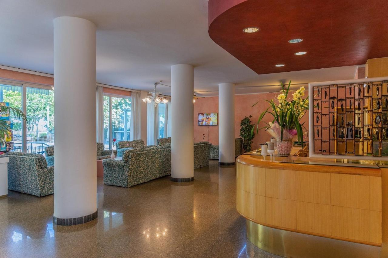 Hotel Beverly Римини Екстериор снимка